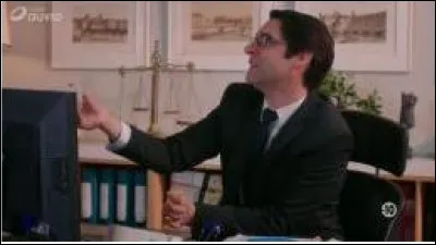 Victor, moqueur propose des gâteaux à Marquand quand il arrive dans le bureau. Quels sont-ils ?