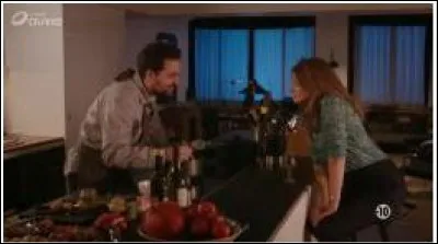 Ravalec prépare le dîner pour Alice.
Au menu, il y a...