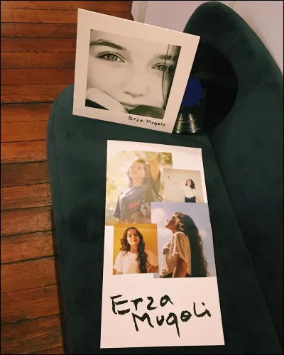 Qui a écrit son album ?