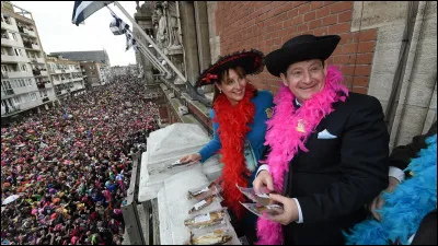 Le carnaval de quelle ville est réputé pour son jet de harengs, entre autres ?