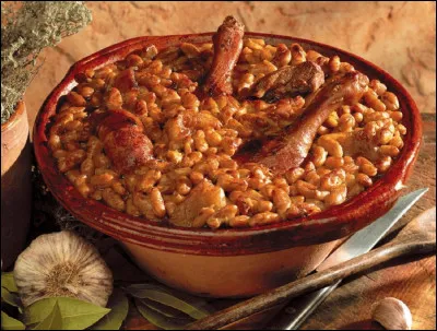 Selon la légende de quelle ville le cassoulet serait-il originaire ?