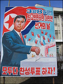 Lors d'une élection en Corée du Nord, lorsque que quelqu'un veut rayer un nom, il doit le faire avec un stylo rouge, le faire à côté de l'urne, sans aucune intimité et doit le mettre dans une urne spéciale.