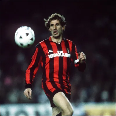 Quel footballeur champion du monde en 1982 n'ayant joué qu'avec le Milan AC, a vu son maillot n°6 se faire retirer pour récompenser sa fidélité ?