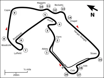 J'ai été le théâtre du premier grand prix de l'histoire des championnats du monde de Formule 1. Je suis situé sur une ancienne base aérienne. Je suis considéré comme un circuit de très haute vitesse :