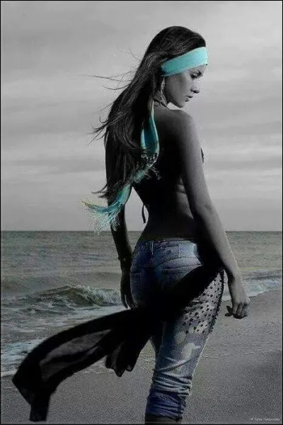 Qui chantait "On voyait un anneau sur ses seins nus, prêt à faire le tour de la Terre" ?