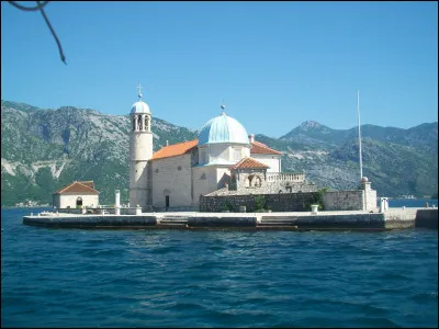 Certaines lettres ont un graphisme similaire aux nôtres, mais attention aux faux-amis. Par exemple, à laquelle de nos lettres latines le H cyrillique correspond-il ?