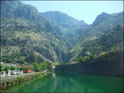 Quel est, en 2020, le seul pays membre de l'Union Européenne qui utilise l'alphabet cyrillique pour écrire sa langue nationale ?