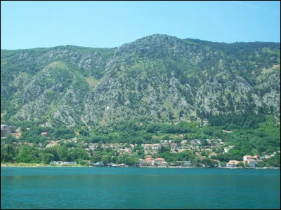 De quel autre alphabet l'écriture cyrillique s'inspire-t-elle principalement ?