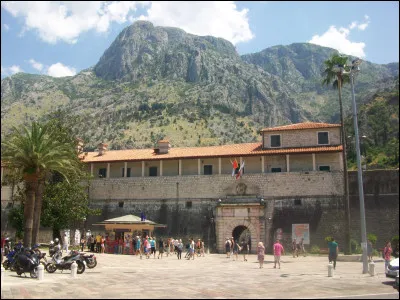 Parmi ces trois langues, laquelle ne s'écrit pas à l'aide de l'alphabet cyrillique ?