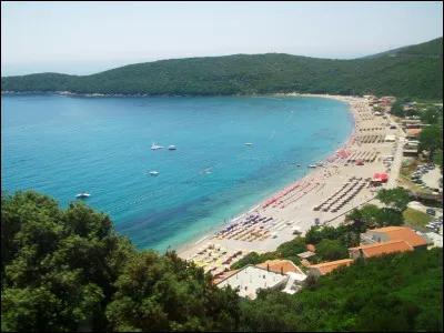 On associe classiquement l'alphabet cyrillique aux langues slaves, mais laquelle de ces affirmations est exacte en 2020 ?