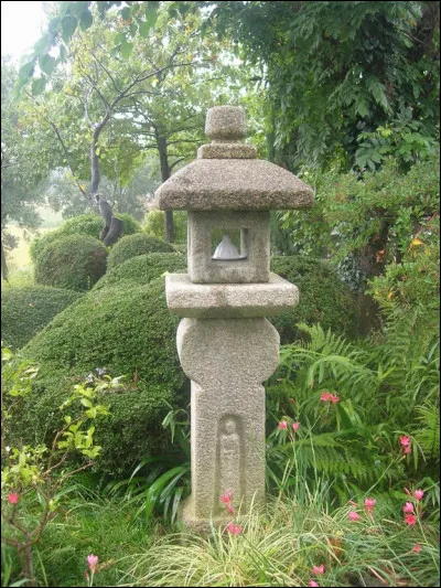 Quel est le rôle d'une lanterne dans un jardin japonais ?