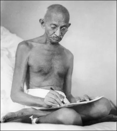Je suis indien, mes parents étaient commerçants. Je suis connu pour avoir consacré ma vie au service de la non-violence. On ne surnomme le Mahatma, je suis ...