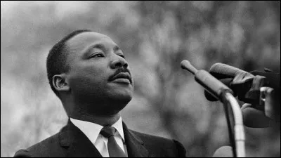 Je suis un pasteur afro-américain qui milita pour le mouvement des droits civiques des Noirs américains, pour la paix et contre la pauvreté. Je suis célèbre grâce à mon discours "I have a dream".