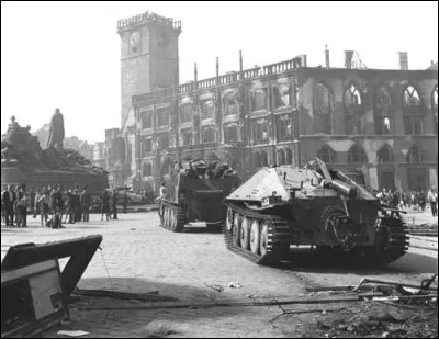 C'est la dernière capitale à être libérée de l'occupation nazie, après une insurrection et des combats qui durent du 6 au 9 mai. De quelle ville s'agit-il ?