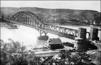 Le 7 mars représente une étape importante de l'avancée des Alliés à l'Ouest : ils franchissent le pont de Remagen. Quel fleuve ont-ils franchi ?