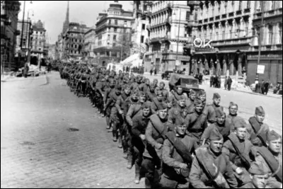 Entre le 13 et le 16 avril, cette capitale est prise par l'armée rouge. Il s'agit de ...