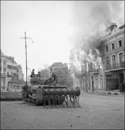 Du 12 au 16 avril cette bataille, dont l'issue est une victoire alliée décisive, se déroule dans ville hollandaise et vient à bout de la résistance des Allemands aux Pays-Bas. Quelle ville hollandaise était l'enjeu ?