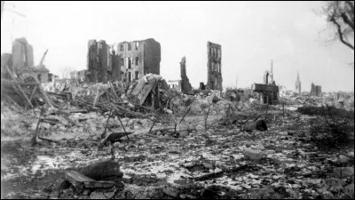 L'armée allemande tient encore, en avril 1945, plusieurs villes françaises. Du 17 au 20 avril, se déroule une bataille pour cette ville maritime, précédée par des bombardements de l'aviation américaine dans lesquels est utilisé le napalm. De quelle ville s'agit-il ?