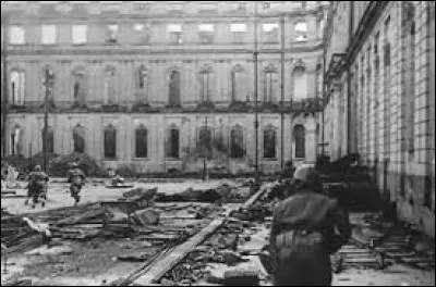Le 21 avril, la 1re armée française, commandée par le général de Lattre de Tassigny, prend cette ville allemande. après de durs combats. C'est l'une des dernières grandes villes allemandes à tomber aux mains des Alliés : de quelle ville s'agit-il ?