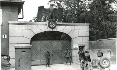 L'armée américaine libère le 29 avril un camp de concentration emblématique de la politique concentrationnaire des nazis :