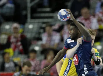 Un joueur a le droit de retenir son adversaire par le maillot.