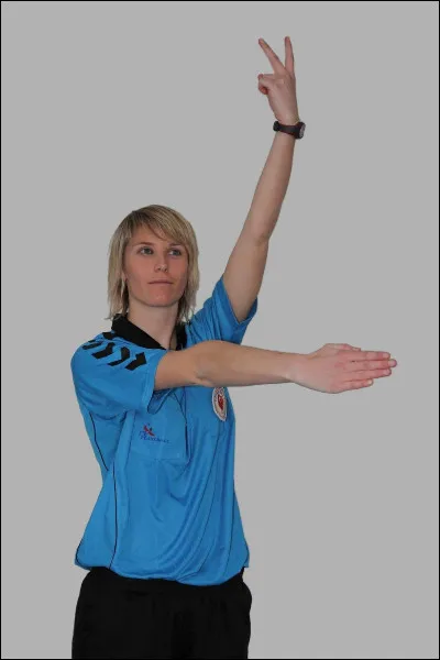 Pendant la mi-temps, l'arbitre peut sanctionner d'une exclusion (2 minutes).