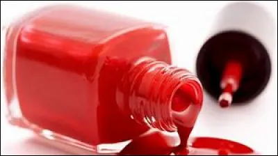 Que faut-il appliquer avant de mettre du vernis à ongles ?