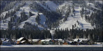 "Un singe en hiver" est interpr&eacute;t&eacute; par Alain Delon.