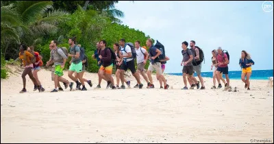 Quelle est cette émission télévisée d'aventures où les candidats doivent survivre sur une île inhabitée pendant 40 jours ?