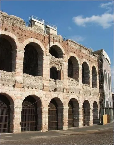 De quelles arènes s'agit-il ?