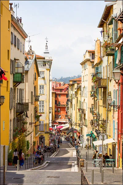 Voici Nice. Ne vous perdez pas ! On va dans la vieille ville !