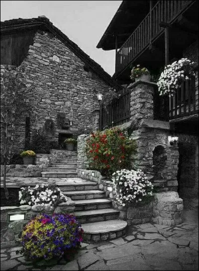 Qui chantait "Un vieil homme dans un grenier, pour la nuit nous a cachés, les Allemands l'ont pris..." ?