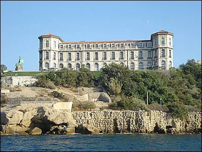 Dans quelle ville pourrez-voir "Le Pharo", sur le "Vieux-Port" ?