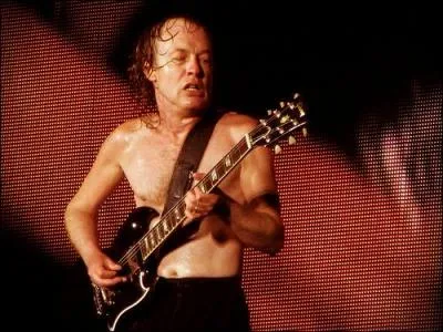 Quel est l'�ge d'Angus Young, cr�ateur et guitariste du groupe AC/DC qui est en ce moment en tourn�e.
