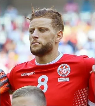 Quel footballeur tunisien est affectueusement appelé "El Rouge" par le public de son pays ?