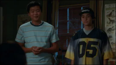 Dans le même épisode, après que Eddie et Emery se soient excusés auprès d'Evan, on peut voir que les deux frères ont changé de déguisement. En quoi sont-ils déguisés ?