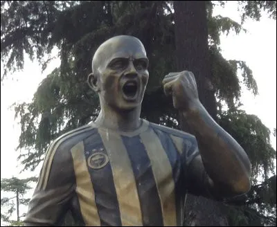 Qui est le seul joueur à avoir une statue devant le stade de son équipe ?