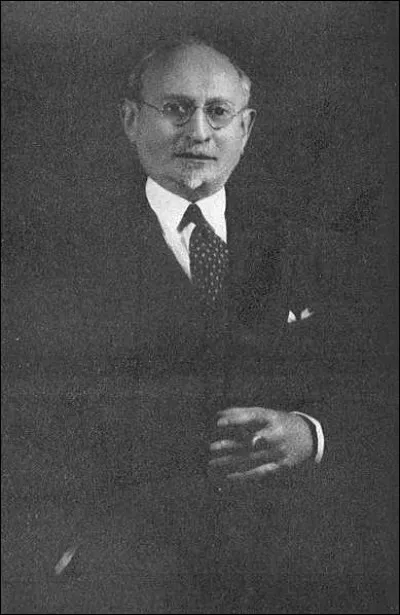 Nathan Ackerman est surtout connu pour...