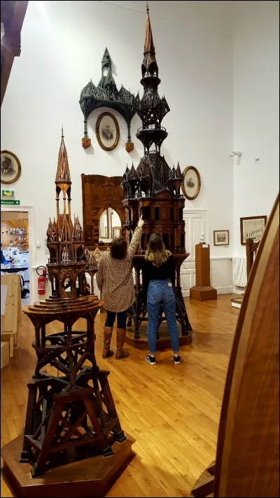 Quelle est la hauteur du plus grand chef-d'uvre des compagnons charpentiers présenté dans le musée ?