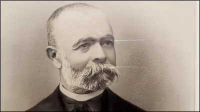 En mémoire de qui le musée fut-il érigé ?