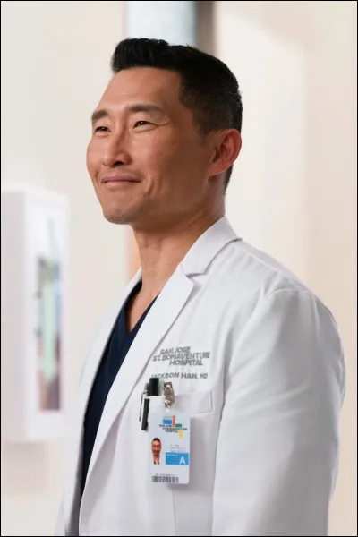 Melendez qualifie le nouveau du service de chirurgie, Jackson Han, comme étant une personne...