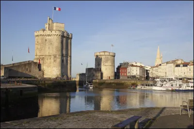 Quels noms portent les 3 tours de la Rochelle ?
