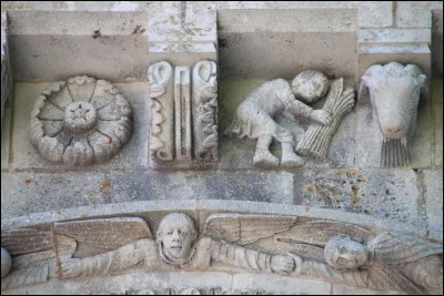 Combien d'églises de style roman saintongeais sont classées aux monuments historiques en Charente-Maritime ?