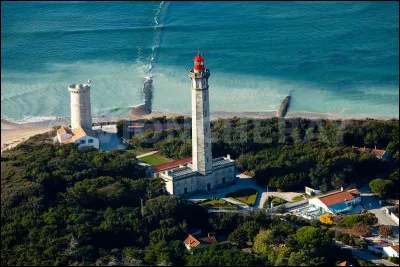 Comment s'appelle le phare situé à la pointe ouest de l'île de Ré ?