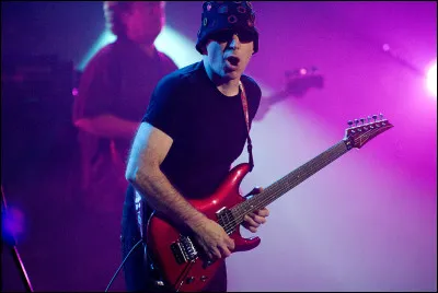 Par la suite, il commence &agrave; enseigner la guitare &agrave; d'autres futures l&eacute;gendes de la guitare &eacute;lectrique telles Steve Vai, un de ses premiers &eacute;l&egrave;ves.