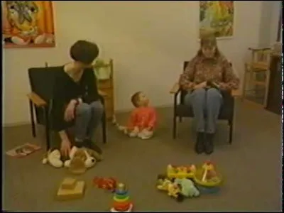 Quels sont les 4 types d'attachement découverts par Ainsworth durant la situation étrange ?