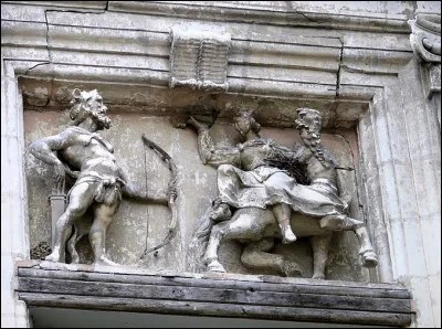 Qui est représenté sous les traits d'Hercule sur un bas-relief de la maison du Centaure ?