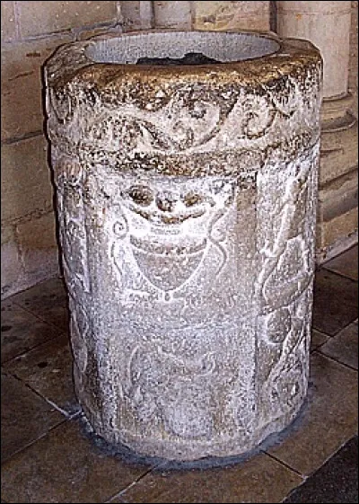 Qu'y a-t-il de sculpté sur le bénitier en pierre de la collégiale Saint-Ours ?
