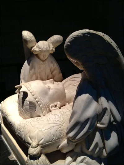 Sur le gisant d'Agnès Sorel quels animaux sont représentés aux pieds la Dame de Beauté ?