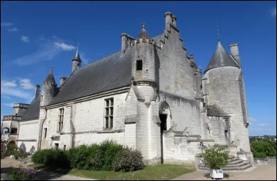 Quel service administratif a abrité durant des années le château de Loches ?